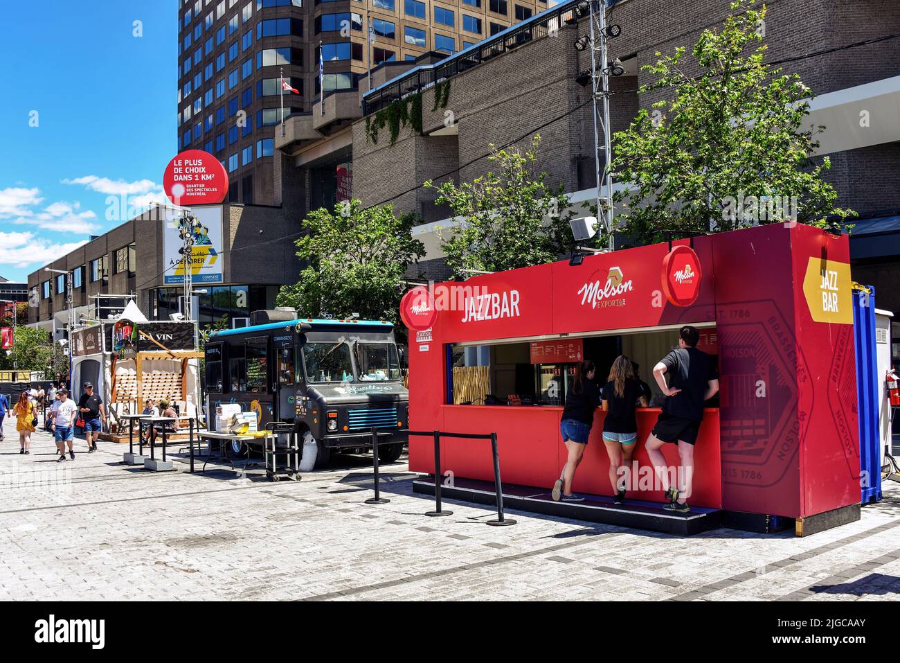 Montreal, Kanada - 3. Juli 2022: Kiosk mit Lebensmitteln, Bier und Wein auf der Saint-Catherine Street während des jährlichen Montreal Jazz Festivals ein beliebter Touri Stockfoto