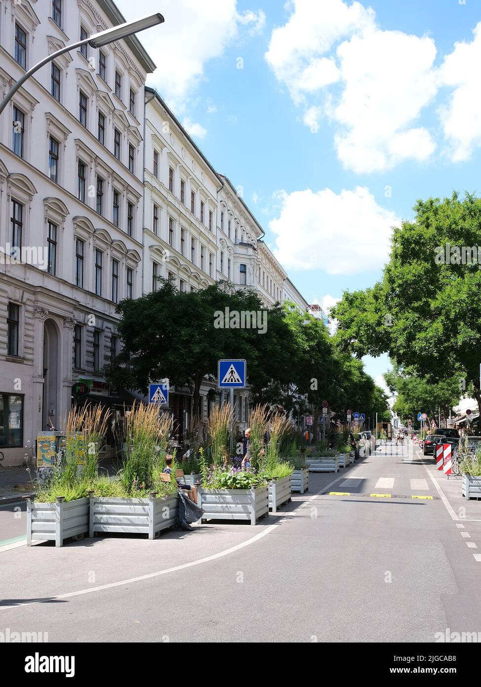 Berlin, 2. Juli 2022, verkehrsberuhigte Bergmannstraße mit Verengung der Fahrspur, Blumentöpfen und Geschwindigkeitsbegrenzung auf 10km/h. Stockfoto