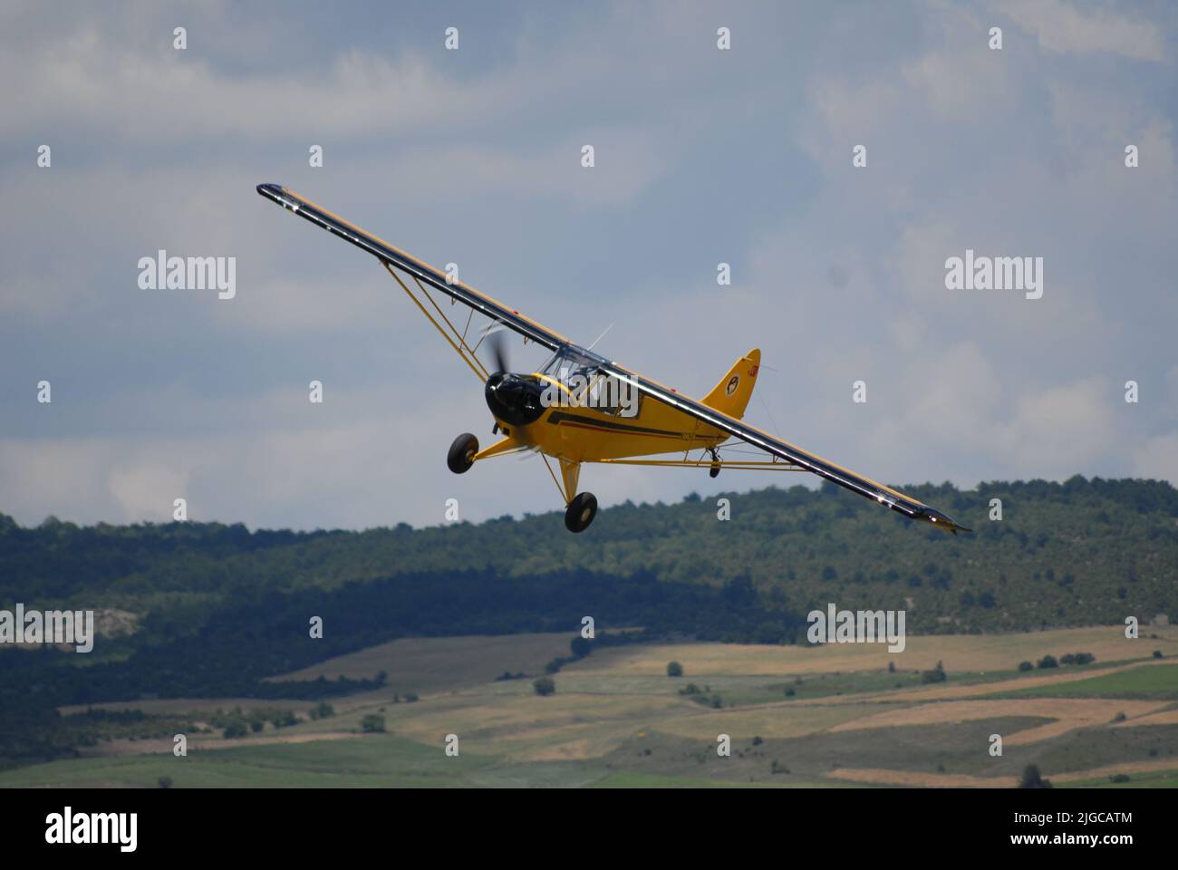 Eskişehir, Türkiye – 26. Juni 2022: Das Leichtflugzeug Aviat Husky führt einen Demonstrationsflug im THK İnönü Aviation Center durch. Stockfoto