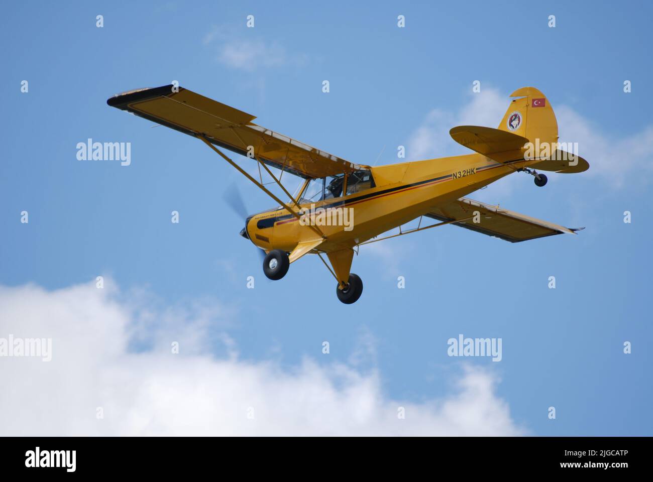 Eskişehir, Türkiye – 26. Juni 2022: Das Leichtflugzeug Aviat Husky führt einen Demonstrationsflug im THK İnönü Aviation Center durch. Stockfoto