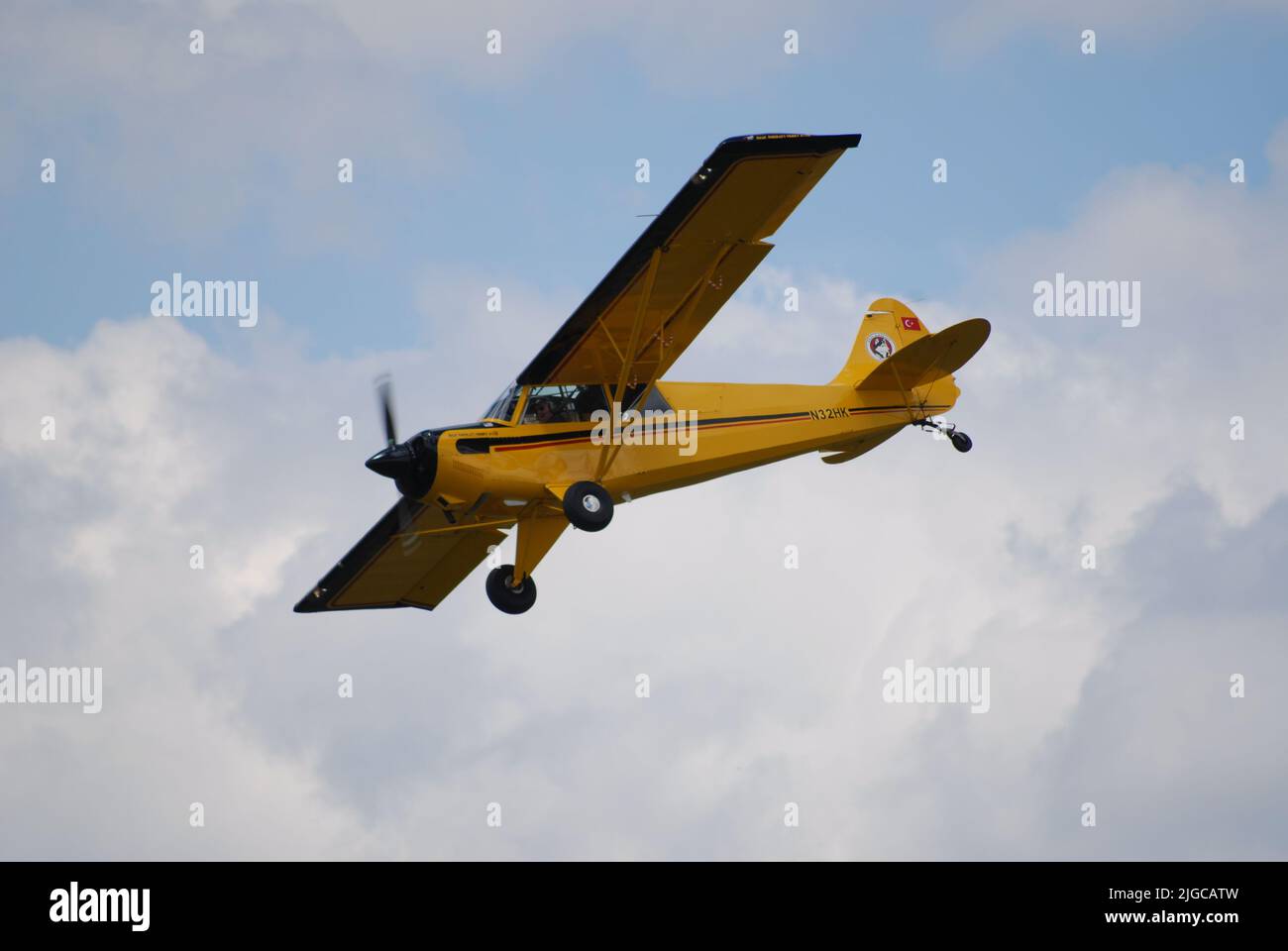 Eskişehir, Türkiye – 26. Juni 2022: Das Leichtflugzeug Aviat Husky führt einen Demonstrationsflug im THK İnönü Aviation Center durch. Stockfoto