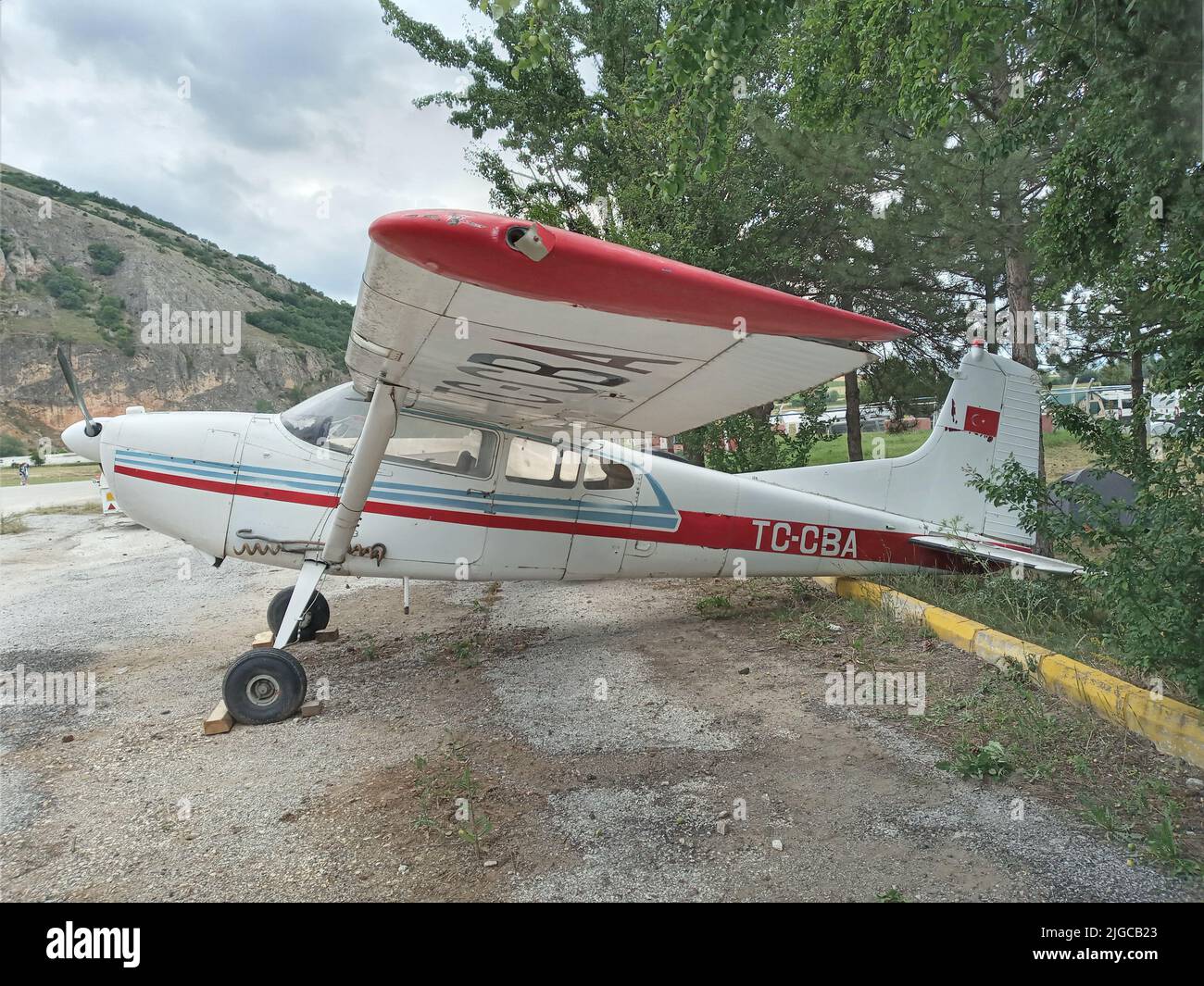 Eskişehir, Türkiye – 25. Juni 2022: Ein einmotoriger Cessna-Flieger, der im statischen Bereich des THK İnönü Aviation Center ausgestellt wurde. Stockfoto