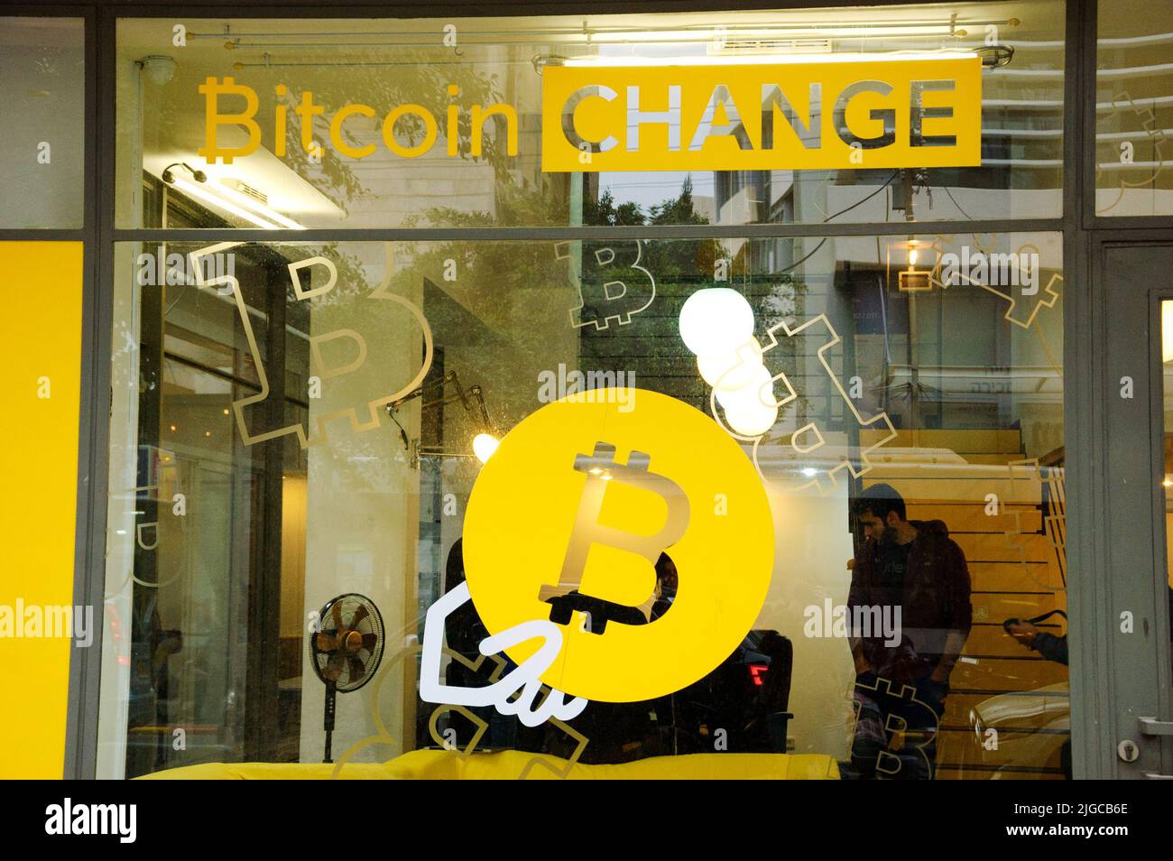 TEL AVIV, ISRAEL - 28. DEZEMBER 2017: Bitcoin Change Shop in der Dizengoff Street Stockfoto