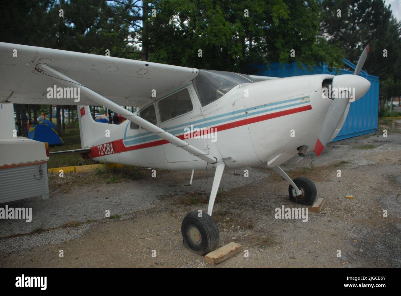 Eskişehir, Türkiye – 25. Juni 2022: Ein einmotoriger Cessna-Flieger, der im statischen Bereich des THK İnönü Aviation Center ausgestellt wurde. Stockfoto
