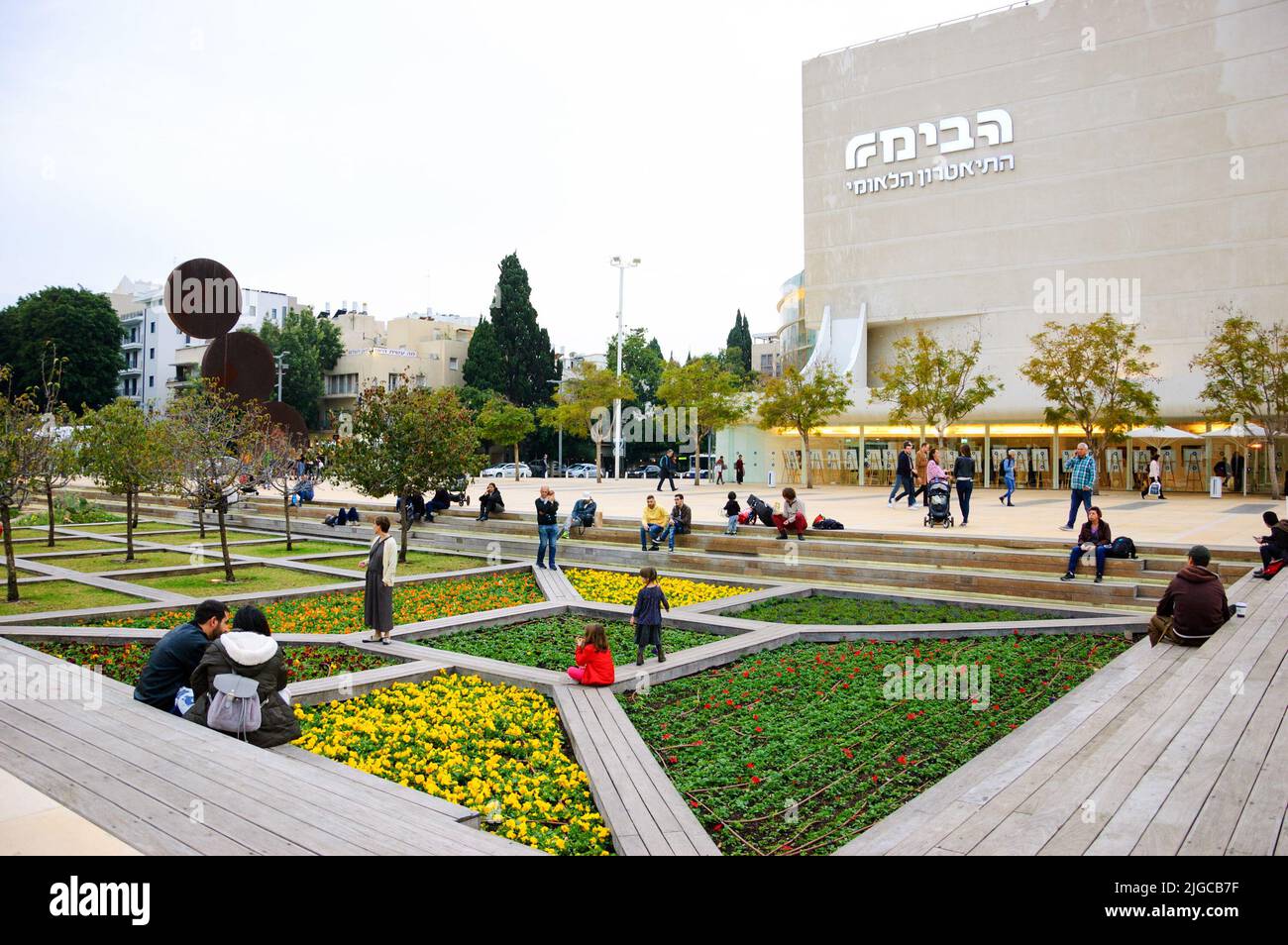 TEL AVIV, ISRAEL - 28. DEZEMBER 2017: Habima Theater Neubau und Menschen entspannen im Garten am Platz. Stockfoto