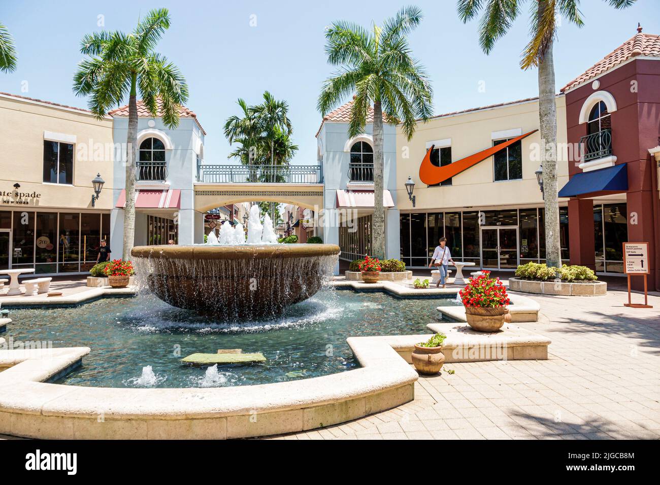 Estero Florida, Miromar Outlet Factory Outlets Designer Name Marke Einkaufszentrum Brunnen Nike Logo Stockfoto