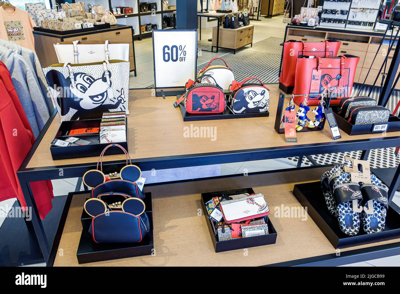 Estero Florida, Miromar Outlet Factory Outlets Designer Name Marke Einkaufszentrum, innen Innenraum Coach Mode Lederwaren Display Verkauf, Damentaschen Stockfoto