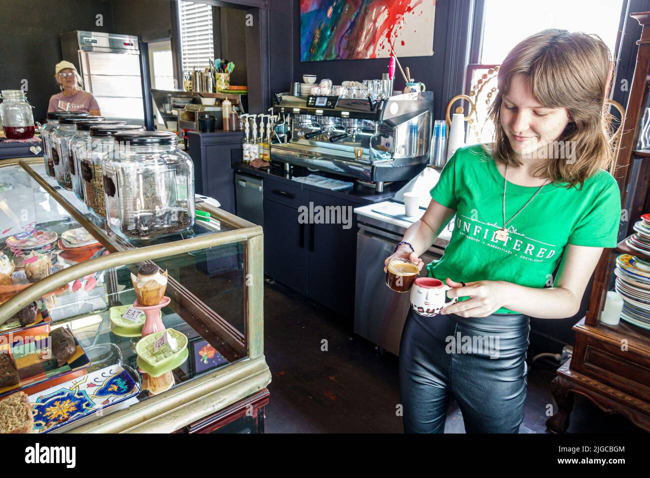 Punta Gorda Florida, Historic District, ungefiltertes Café im Inneren, im Inneren ein Teenager-Barista-Mitarbeiter, der Espresso zubereitet Stockfoto