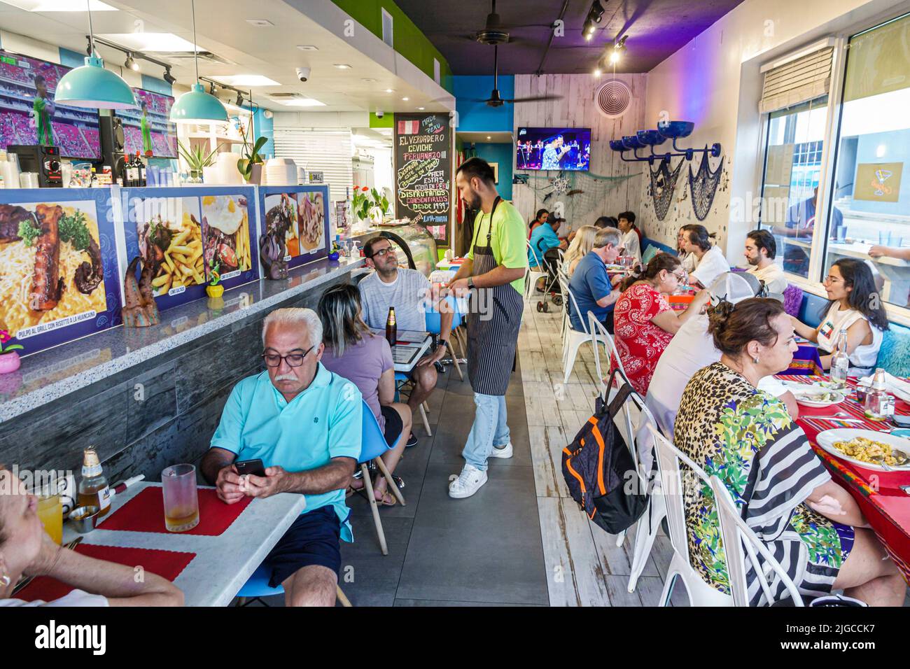 Miami Beach Florida, Collins Avenue Ceviches Peru Beach peruanisches Restaurant Restaurants im Inneren Tische Menschen Kunden essen hispanisch Stockfoto