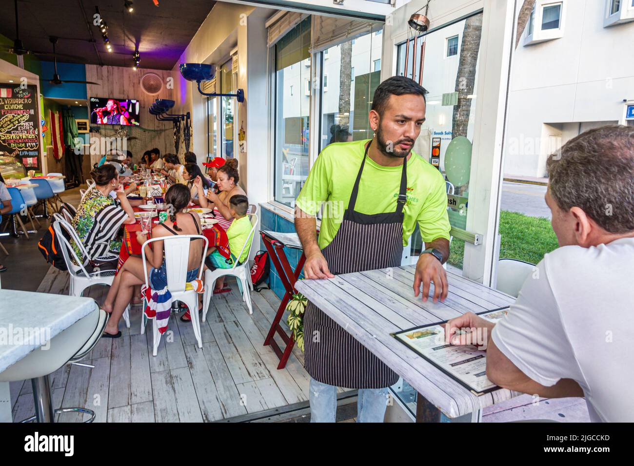 Miami Beach Florida, Collins Avenue Ceviches Peru Beach peruanisches Restaurant Restaurants im Inneren Tische Menschen Kunden essen hispanisch Stockfoto