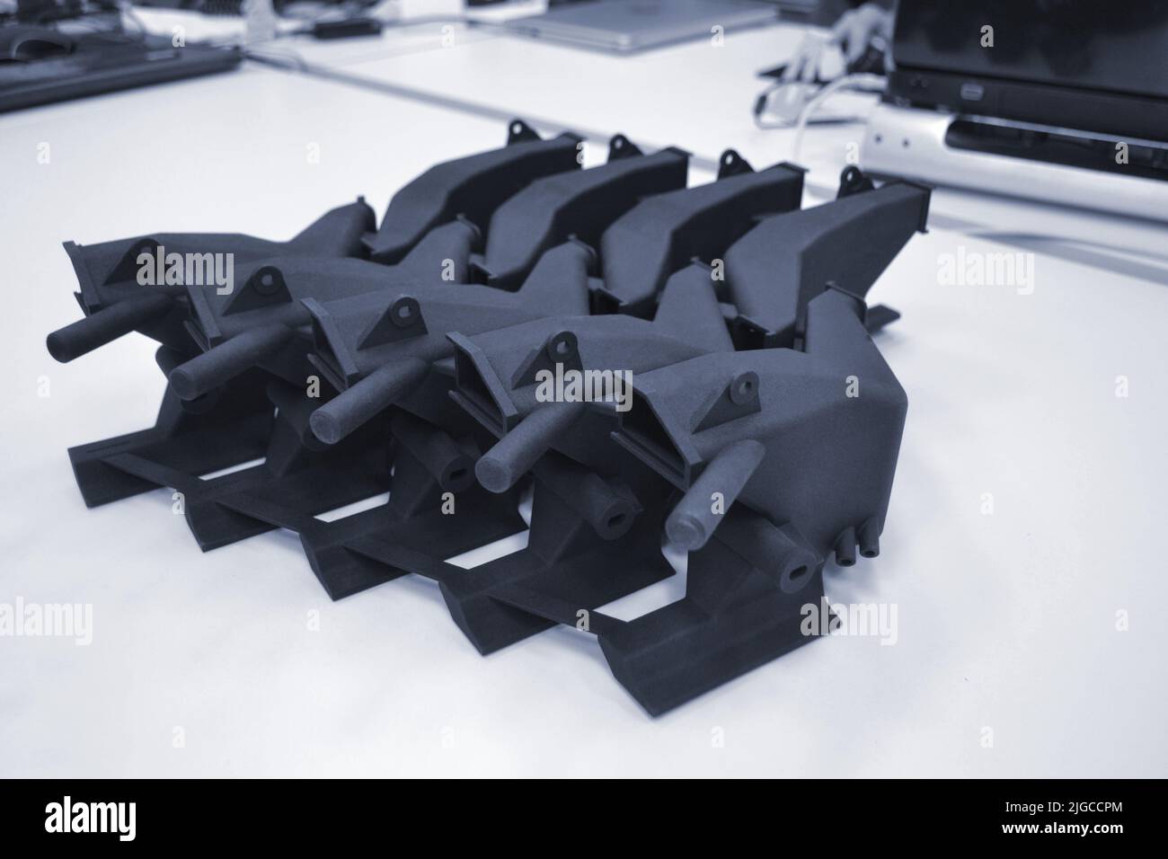 Schwarzes Modell, gedruckt auf 3D Drucker im Laborbüro. Objekt, das auf dem Drucker 3D aus der Nähe von Kunststoff gedruckt wurde. Prototyp hergestellt auf 3D Drucker. Konzept neue moderne Drucktechnologie. Multi Jet Fusion Stockfoto