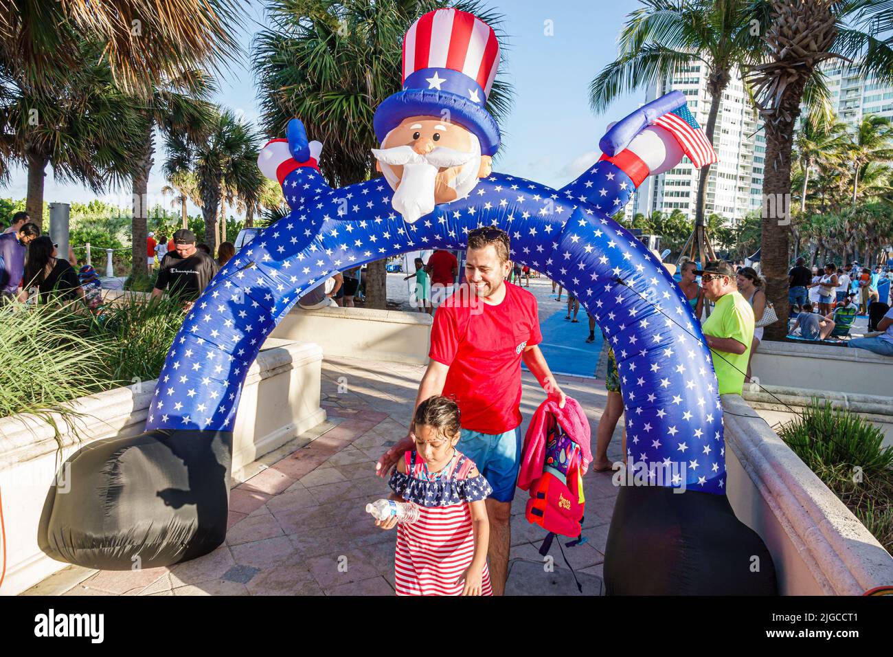 Miami Beach Florida, Ocean Terrace Fire auf der vierten 4. Juli Festival Event Feier, Onkel Sam Arch Archway hispanischen Vater Tochter patriotisch Stockfoto