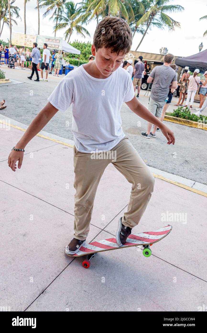 Miami Beach Florida, Jugendlicher Junge Skateboarder Skateboarding Trick Stunt Balancing Stockfoto