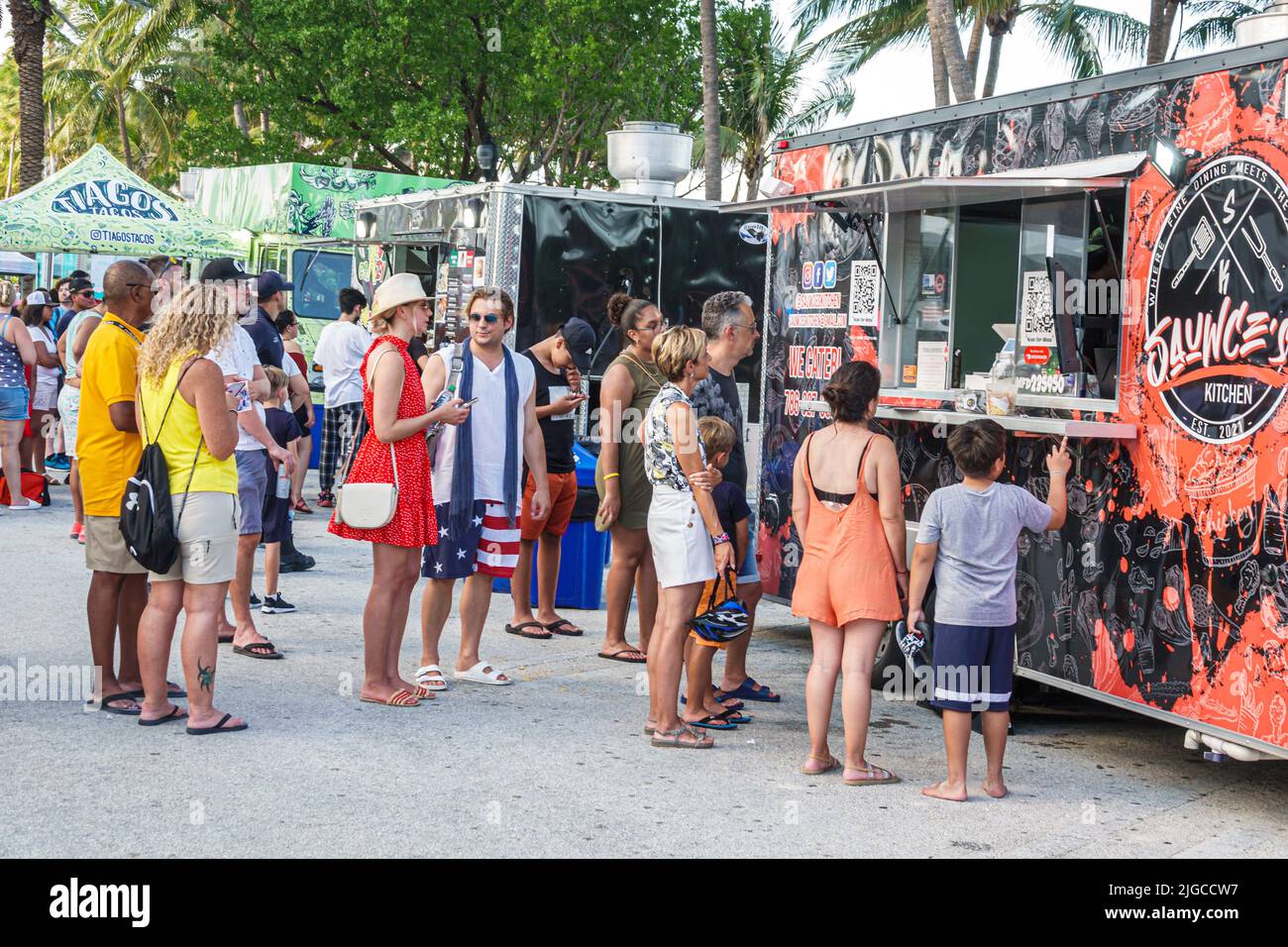 Miami Beach Florida, Ocean Terrace Fire auf der vierten 4. Juli Festival Event Feier, Lebensmittel LKW Linie Schlange Kunden Männer Frauen Familie wartet Stockfoto