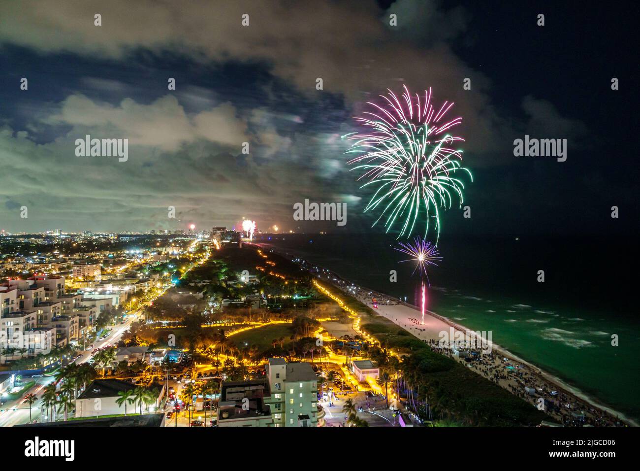 Miami Beach, Florida, Ocean Terrace Fire auf der vierten Festveranstaltung am 4.. Juli, Feuerwerk und Luftaufnahme über dem Atlantik Stockfoto