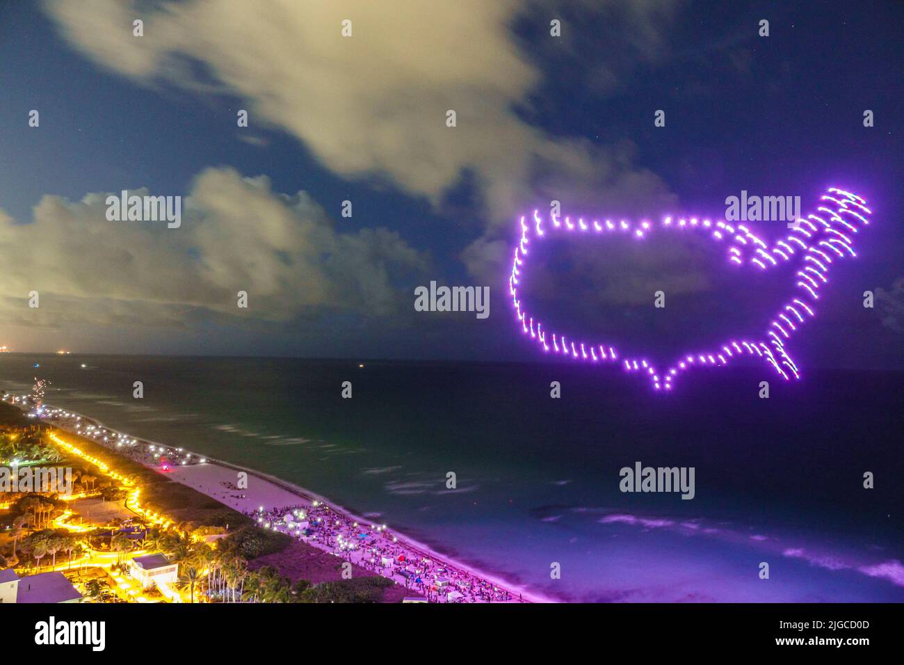 Miami Beach, Florida, Ocean Terrace Fire auf der vierten Festveranstaltung vom 4.. Juli, Drohnen-Lichtshow, Drohnen bilden US-Kartenumriss, Luftaufnahme Stockfoto