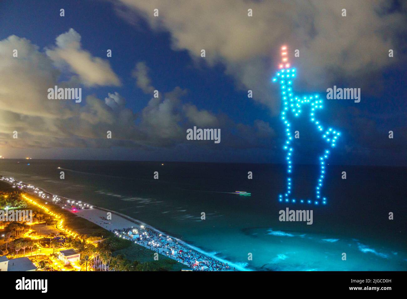 Miami Beach Florida, Ocean Terrace Fire auf der vierten 4.. Juli Festival Event Feier, Drohne Licht zeigen Drohnen bilden Freiheitsstatue, Luft o Stockfoto