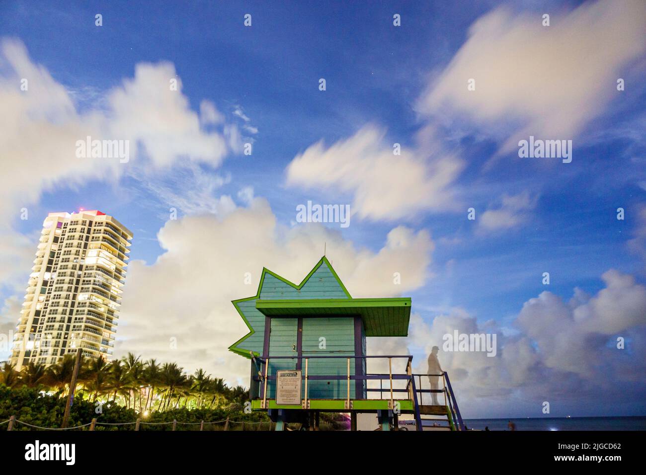 Miami Beach Florida, North Beach Rettungsschwimmer Station Hütte St. Saint Tropez Ocean Front Wohnanlage Hochhaus am Abend Stockfoto