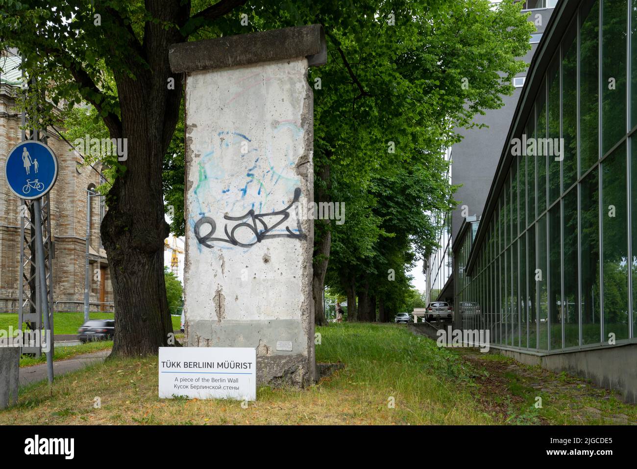 Tallinn, Estland. Juli 2022. Ein Stück Berliner Mauer vor dem Vabamu Museum für Berufe und Freiheit in der Innenstadt Stockfoto