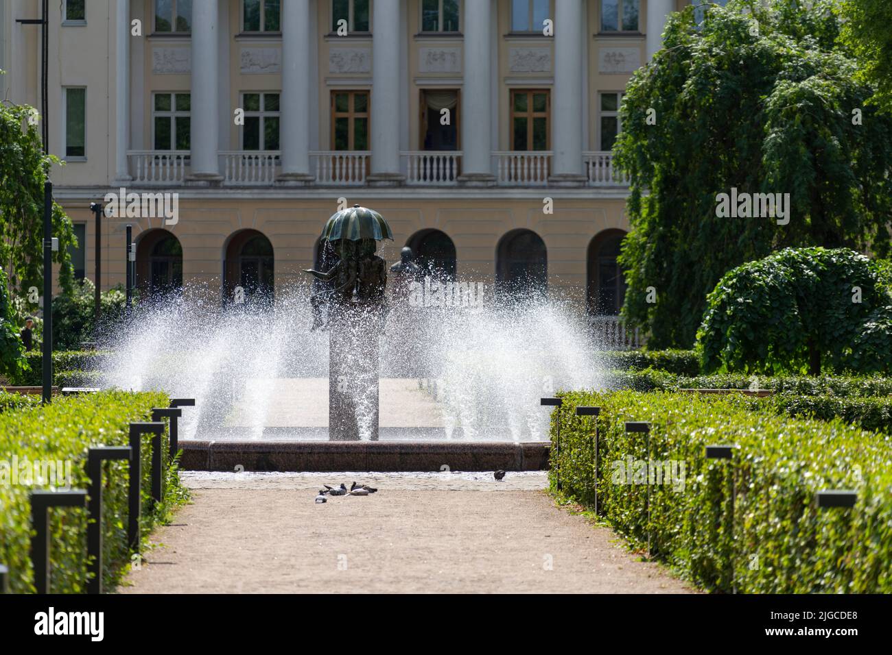 Tallinn, Estland. Juli 2022. Die Statue mit dem Schirm des Brunnens im Kanuti-Garten im Stadtzentrum Stockfoto Tallinn, Estland. Juli 2022. Die Statue mit dem Schirm des Brunnens im Kanuti-Garten im Stadtzentrum Stockfoto