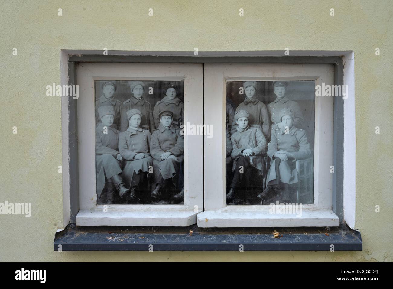 Tallinn, Estland. Juli 2022. Altes Foto in einem alten Hausfenster im Stadtzentrum Stockfoto
