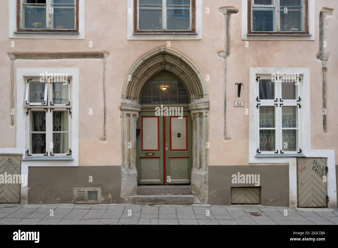 Tallinn, Estland. Juli 2022. Blick auf die typischen mittelalterlichen Häuser im historischen Zentrum der Stadt Stockfoto