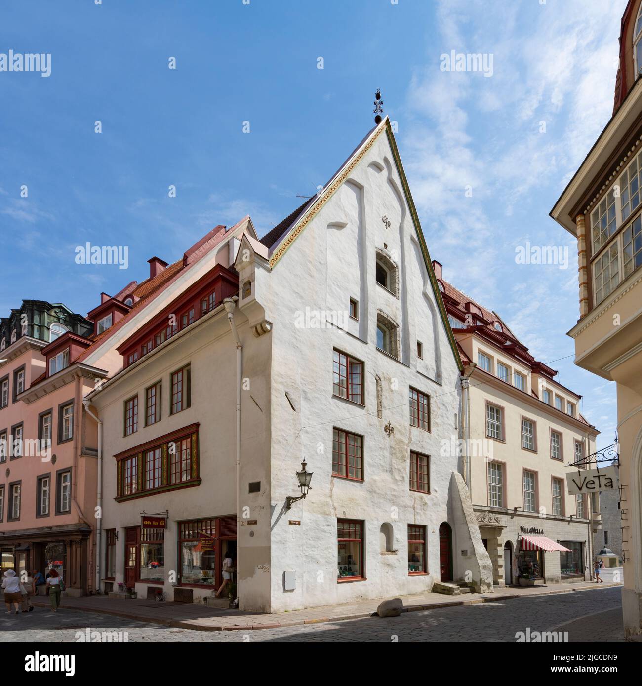 Tallinn, Estland. Juli 2022. Blick auf die typischen mittelalterlichen Häuser im historischen Zentrum der Stadt Stockfoto