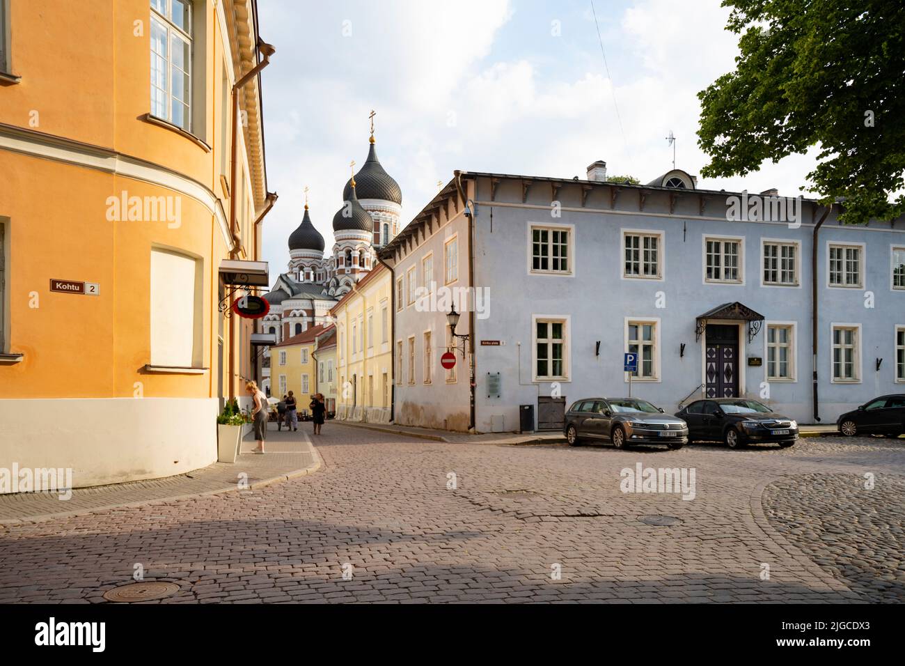 Tallinn, Estland. Juli 2022. Die Kuppeln der Alexander-Newski-Kathedrale unter den Häusern im historischen Zentrum der Stadt Stockfoto