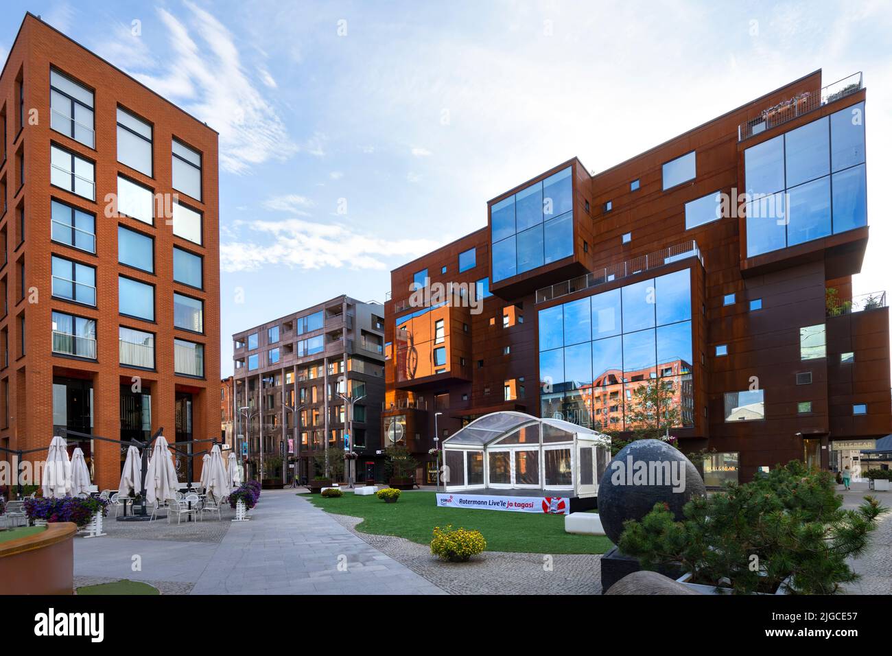 Tallinn, Estland. Juli 2022. Blick auf die modernen und alten Gebäude im Stadtteil Rotermann in der Innenstadt Stockfoto