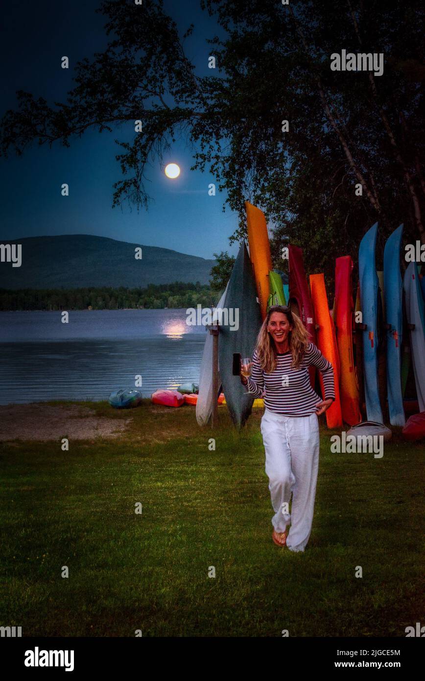 Der Vollmond erhebt sich über dem Mt. Kersarge, Pleasant Lake, New London, NH. Ort, an dem Kate Smith das Lied „When the moon Coming over the Mountain“ schrieb. Stockfoto