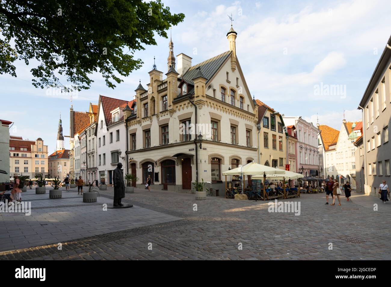 Tallinn, Estland. Juli 2022. Tallinn, Estland. Juli 2022. Blick auf die typischen mittelalterlichen Häuser im historischen Zentrum der Stadt Stockfoto