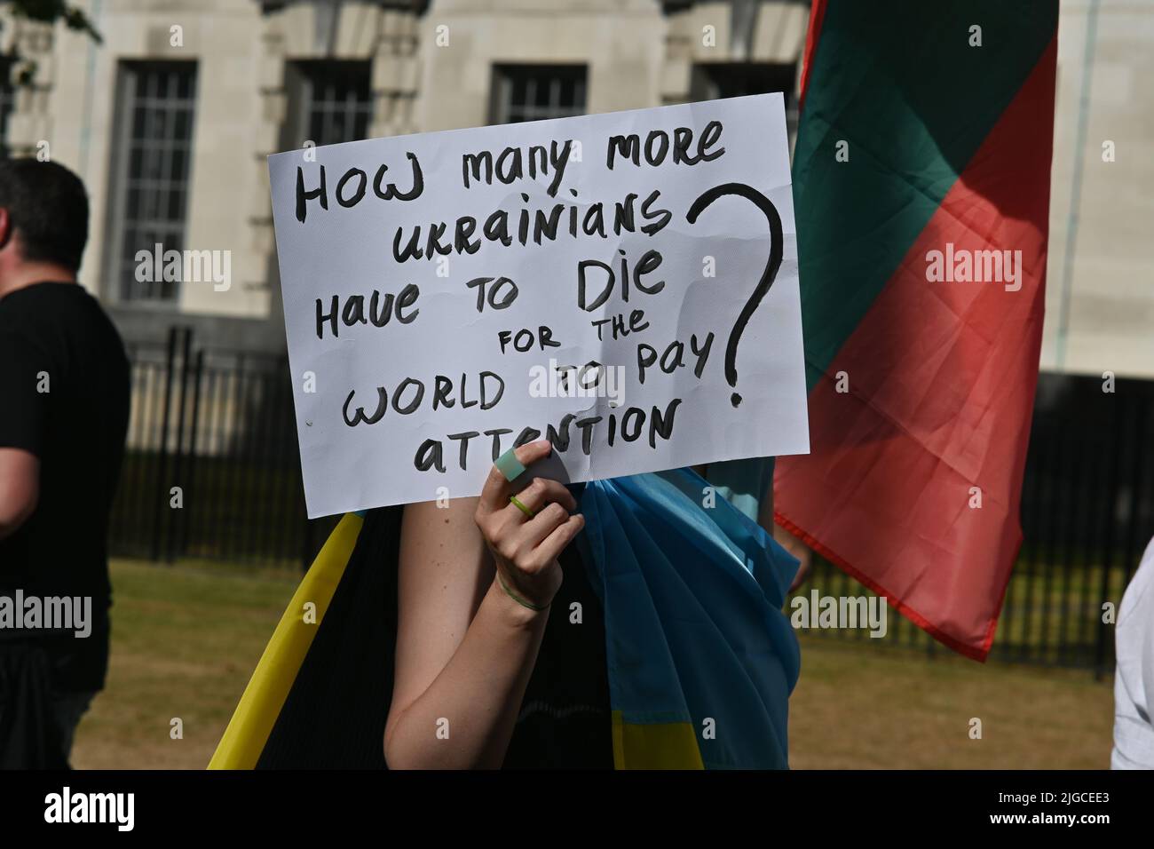 London, Großbritannien. 09.. Juli 2022. Unterstützen Sie die Ukraine jetzt: „Alle zusammen werden wir gewinnen“ gegen die russische Aggression, die russische IS-Terroristen singt, London, Großbritannien. - Downing Street, London, Vereinigtes Königreich. - 9. Juli 2022. Quelle: Siehe Li/Picture Capital/Alamy Live News Stockfoto