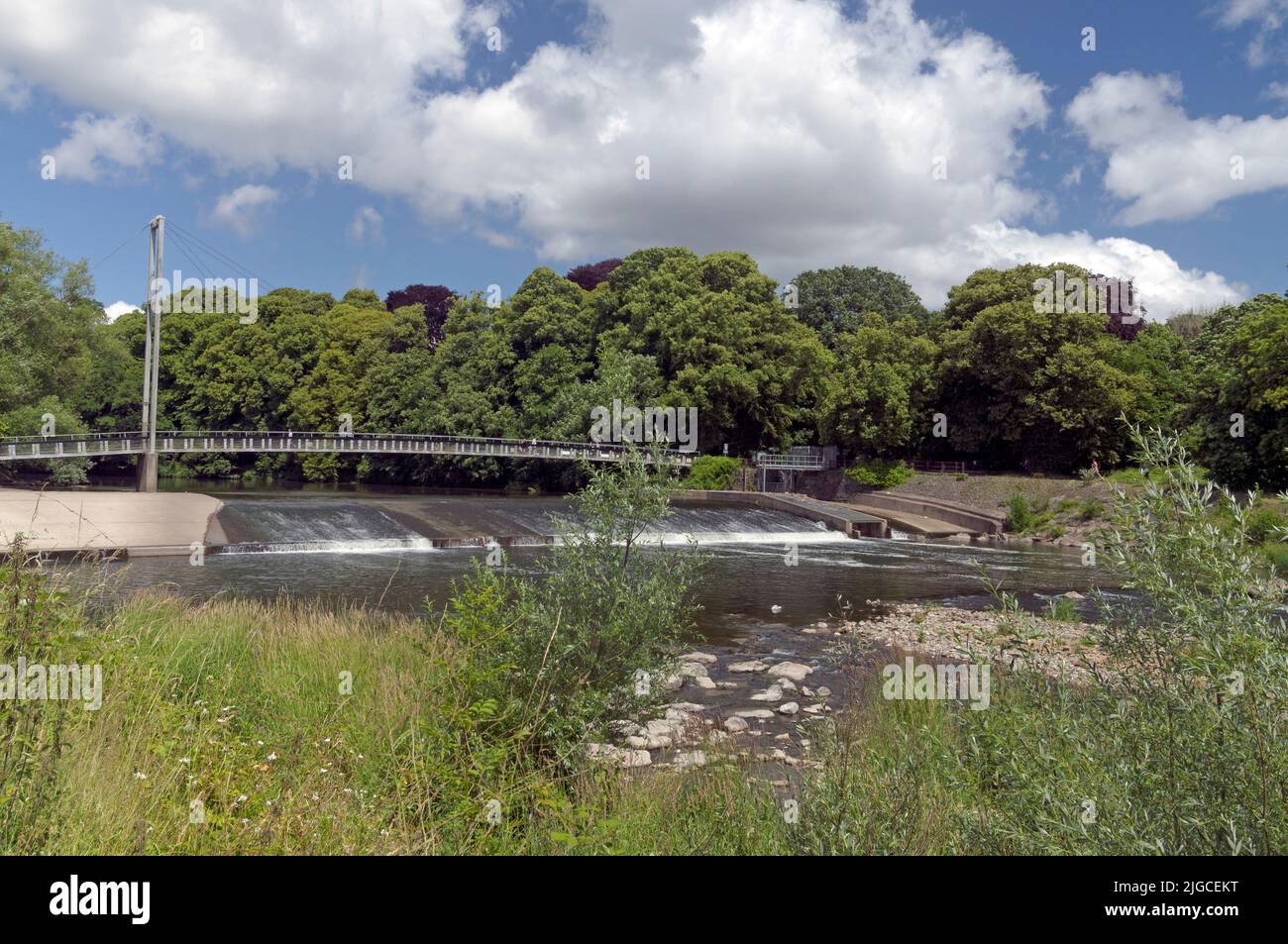 Blackweir-Fußgängerbrücke, Pontcanna Fields, in der Nähe von Llandaff, Cardiff. Sommer. Juli 2022 Stockfoto