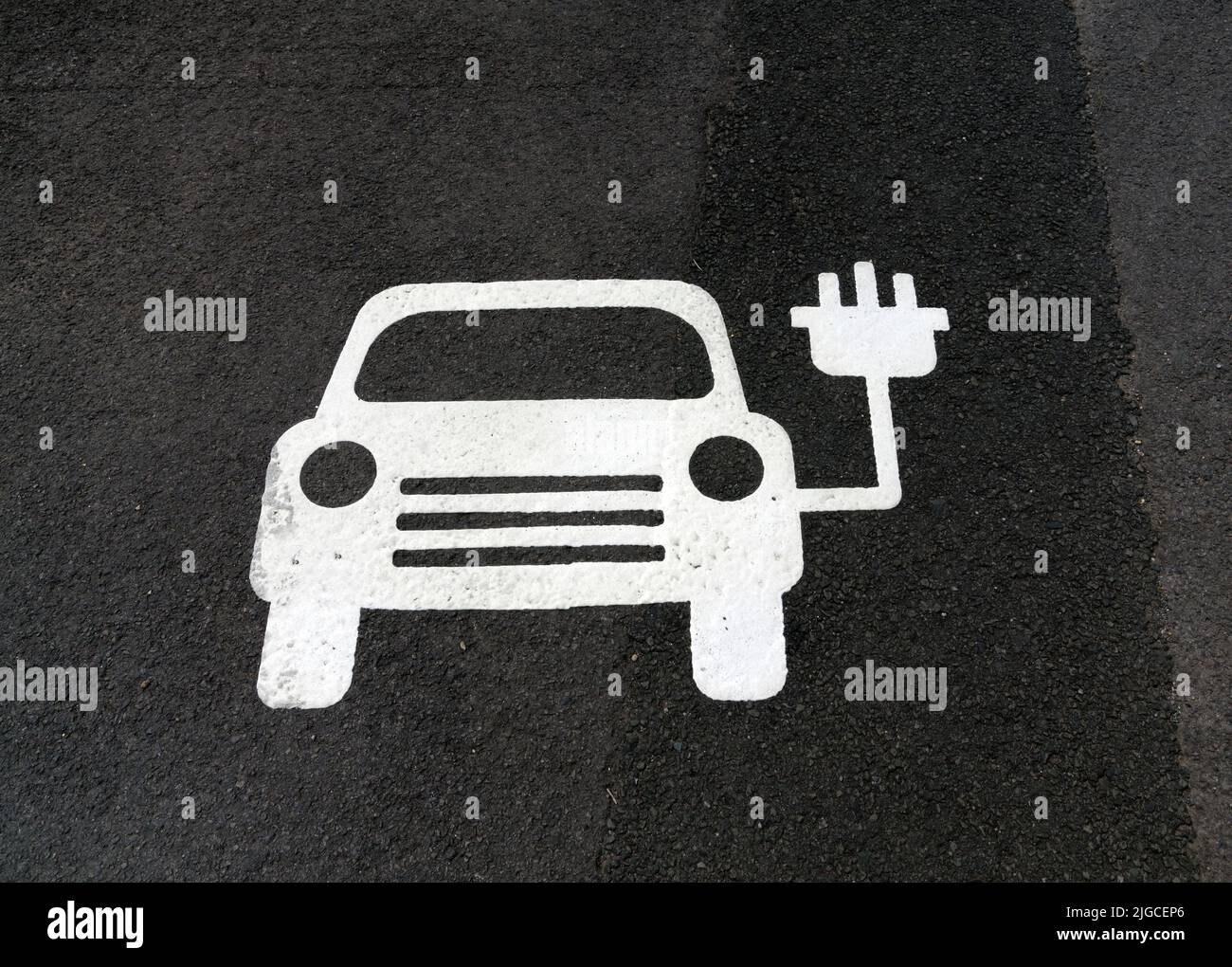 Schild für die elektrische Ladestation des Fahrzeugs auf der Straßenoberfläche lackiert Stockfoto