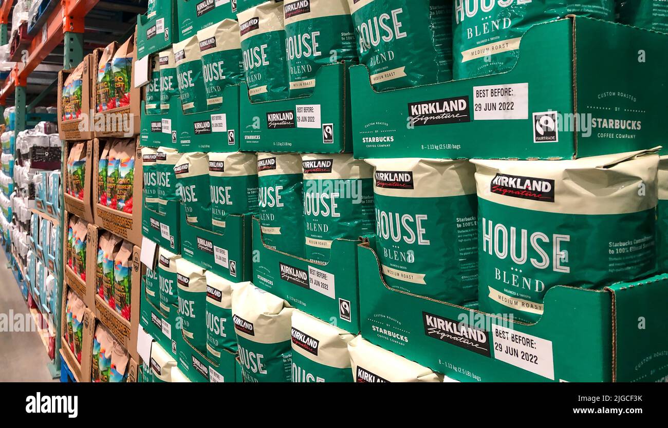 BAXTER, MN - 5 JAN 2022: Costco Store Display von Taschen von Kirkland House Blend Kaffee zum Verkauf. Costco ist ein US-amerikanischer multinationaler Konzern, der Stockfoto