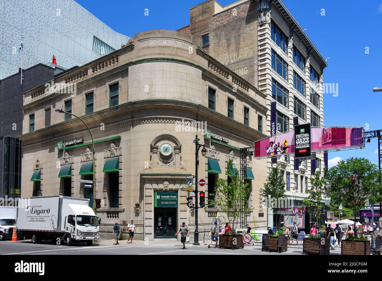 Montreal, Kanada - 3. Juli 2022: TD Canada Trust in der Saint-Catherine Street mit Beschilderung für das Montreal Jazz Festival, eine Veranstaltung, die es sponsert. Die Abteilung Stockfoto