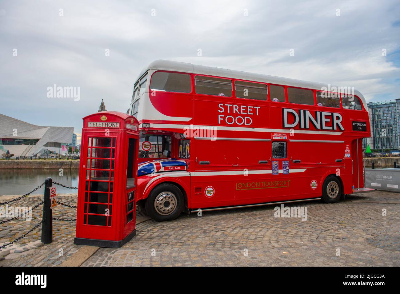 Street Food Diner Bus am Hartley Quay am Royal Albert Dock in Maritime Mercantile City, Liverpool, England, Großbritannien. Maritime Mercantile City ist ein Welt Er Stockfoto