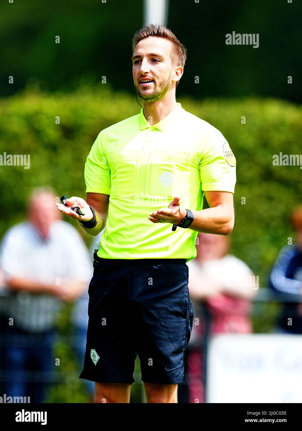 LOON OP ZAND, NIEDERLANDE - 9. JULI: Schiedsrichter Luuk Timmer während des Freundschaftsspiels zwischen Willem II und dem SC Telstar im Sportpark De Klokkenberg am 9. Juli 2022 in Loon op Zand, Niederlande (Foto: Geert van Erven/Orange Picts) Stockfoto