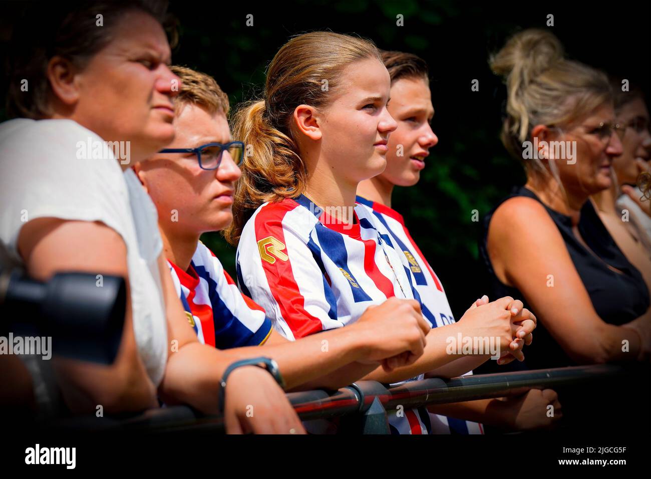 LOON OP ZAND, NIEDERLANDE - 9. JULI: Unterstützer von Willem II während des Freundschaftsspiel zwischen Willem II und SC Telstar im Sportpark De Klokkenberg am 9. Juli 2022 in Loon op Zand, Niederlande (Foto: Geert van Erven/Orange Picts) Stockfoto