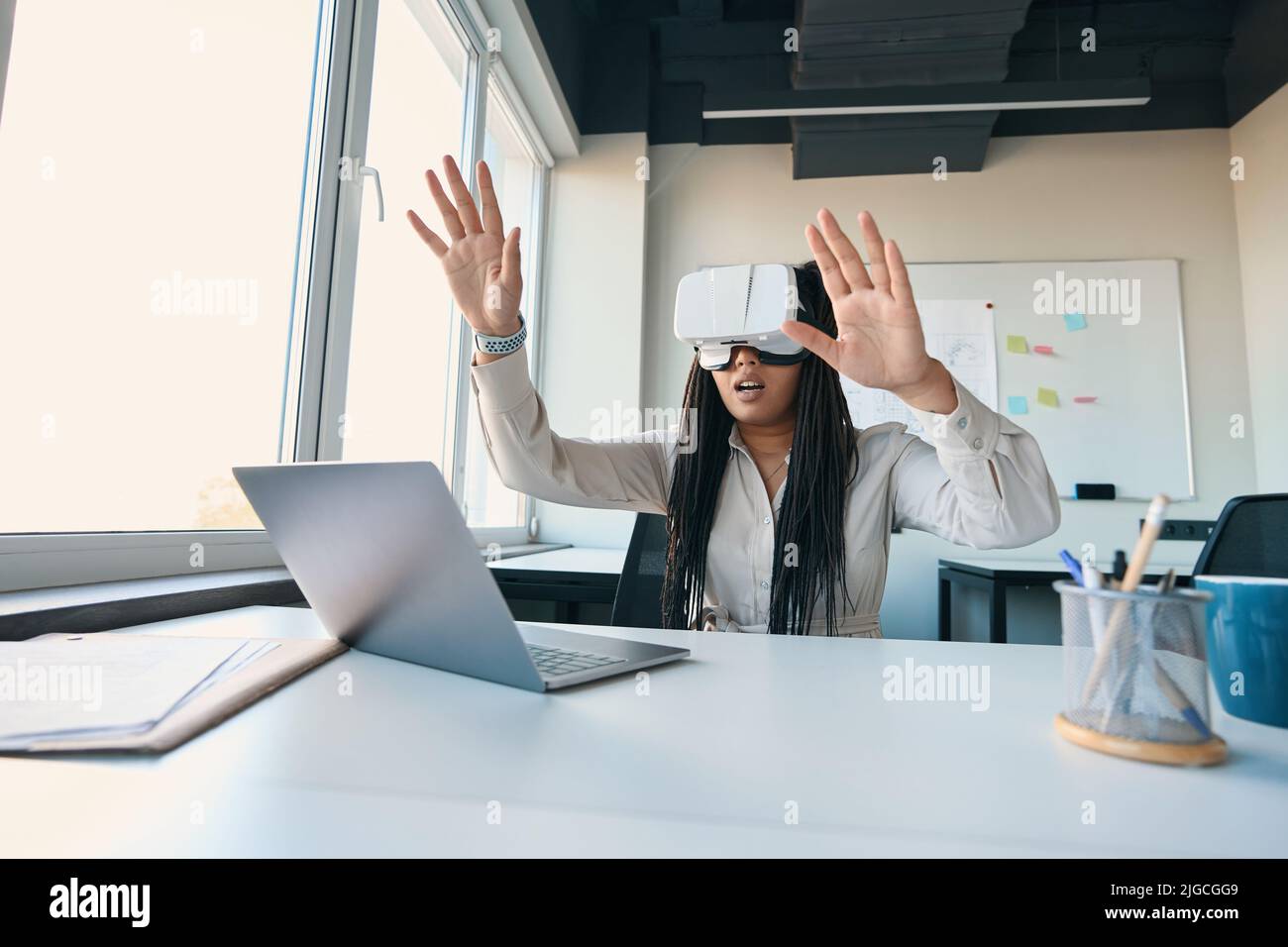 Büromitarbeiter, die neue Technologien am Arbeitsplatz einsetzen Stockfoto