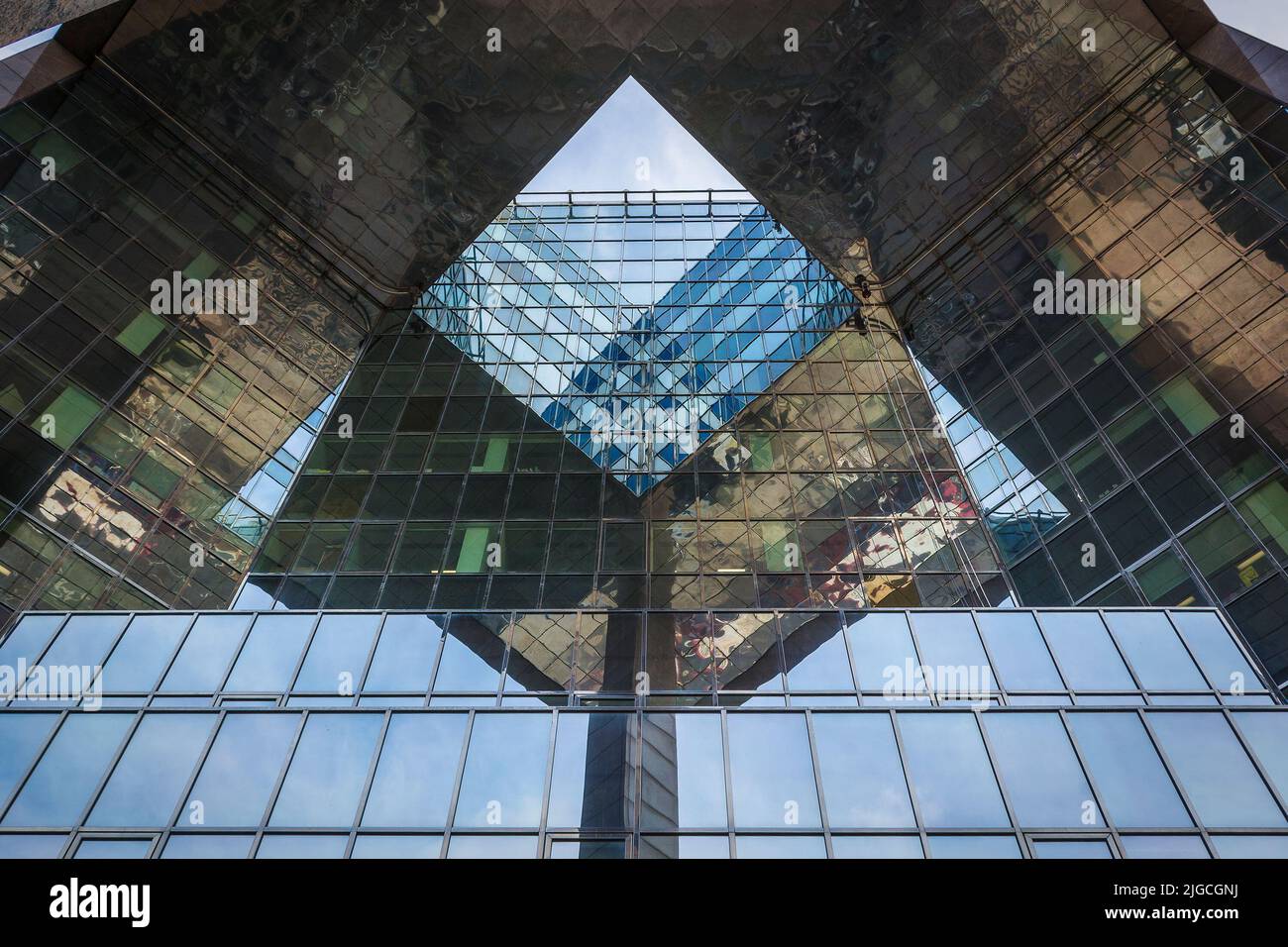 Eine Aufnahme moderner Architektur mit Reflexionen und Dreiecksformen eines Bürogebäudes Stockfoto