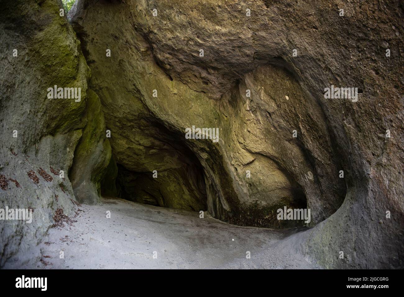 Sarkania diera, Sulovske skaly, Slowakei - große Höhle. Naturdenkmal in der Natur. Weitwinkelverzerrung mit weichen Ecken und Vignettierung. Stockfoto