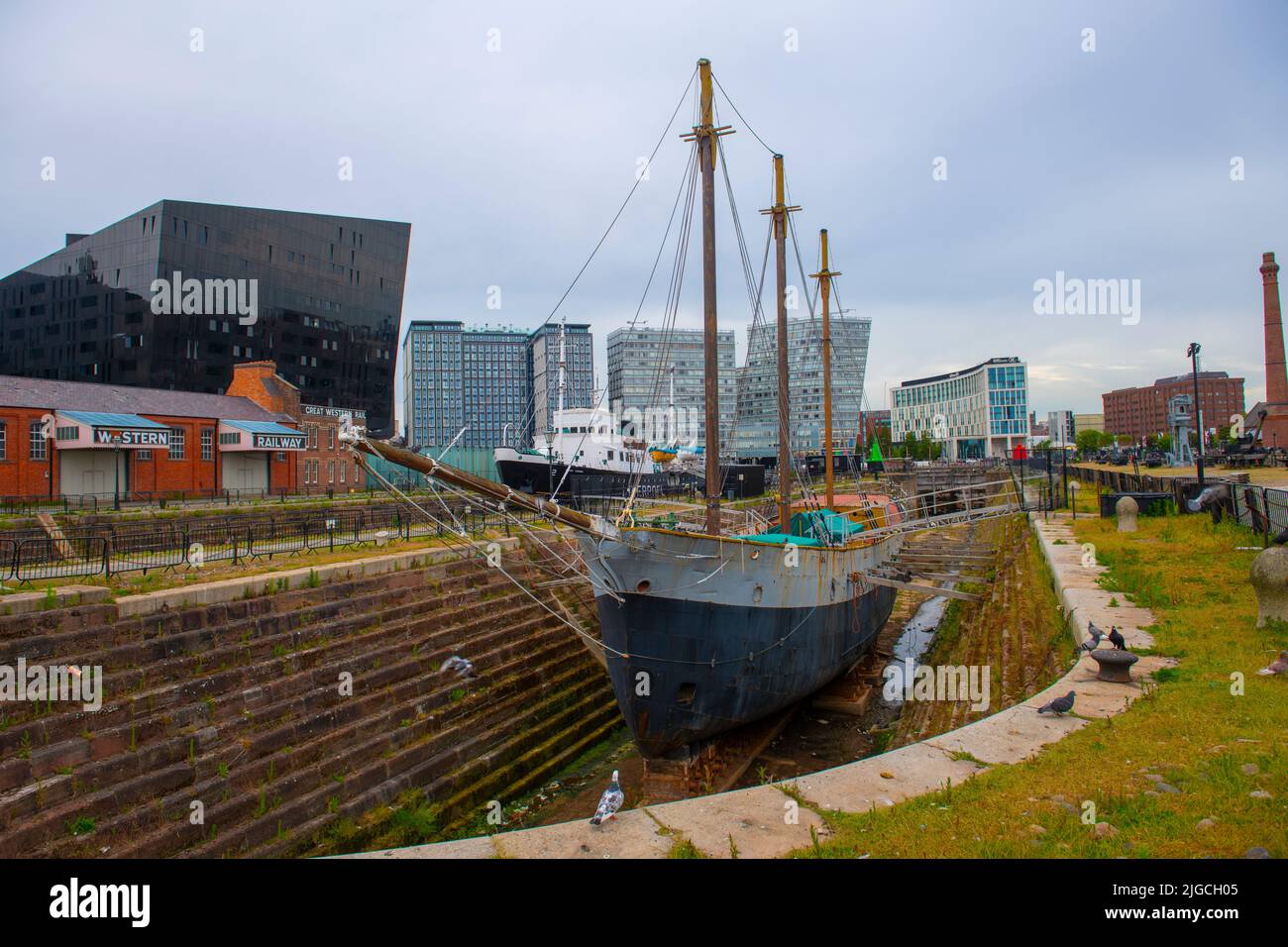 De Wadden Schooner dockte am Graving Dock in Maritime Mercantile City, Liverpool, England, Großbritannien an. Maritime Mercantile City ist ein Weltkulturerbe. Stockfoto