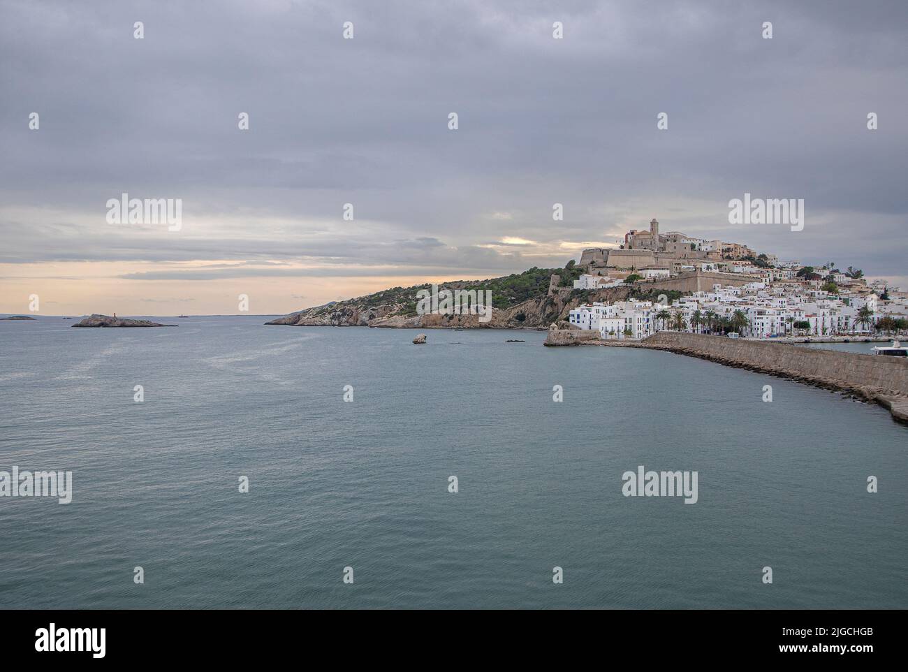 Panoramablick auf die Altstadt von Ibiza mit der Kathedrale Stockfoto