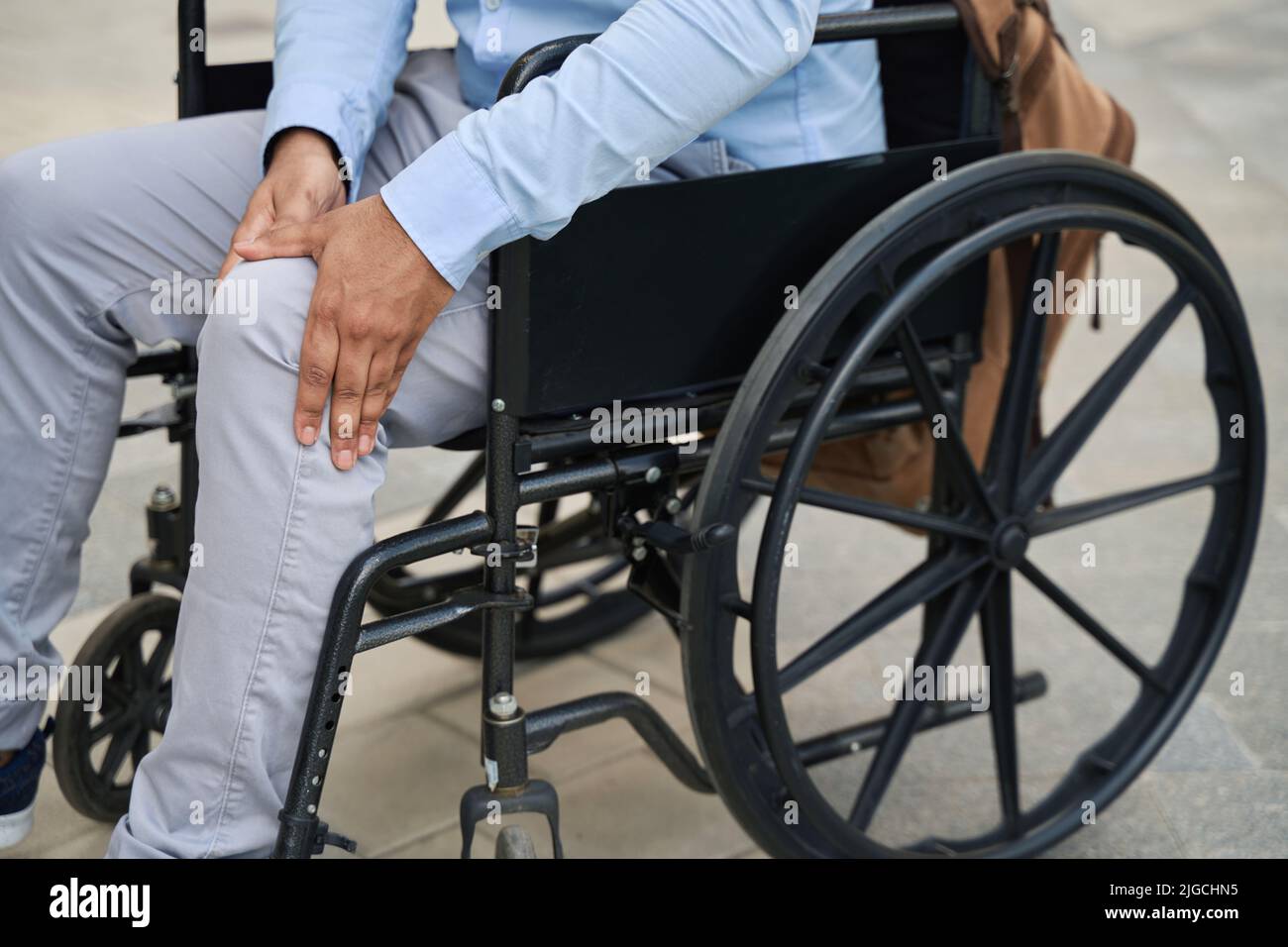 Behinderter Mann mit Kniegelenkschmerzen im Freien Stockfoto