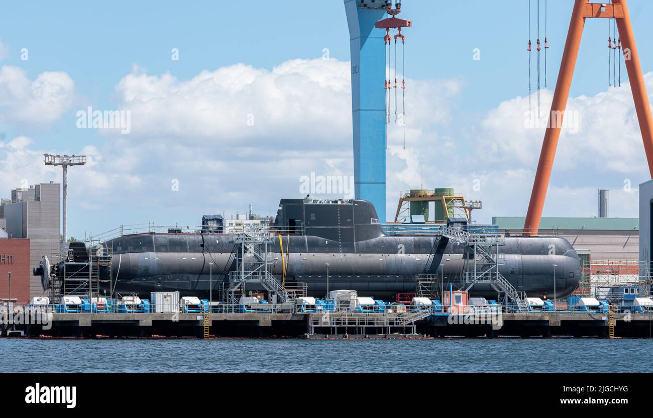 Kiel, Deutschland. 09.. Juli 2022. Das für Singapur vorgesehene U-Boot 'Illustrious' liegt nach dem Rollout auf dem Syncrolift der Kieler Werft TKMS. Quelle: Markus Scholz/dpa/Alamy Live News Stockfoto