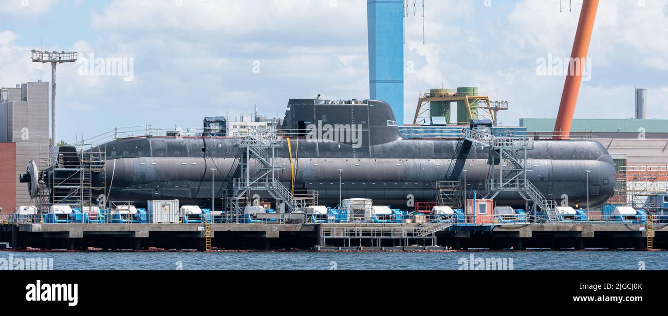 Kiel, Deutschland. 09.. Juli 2022. Das für Singapur vorgesehene U-Boot 'Illustrious' liegt nach dem Rollout auf dem Syncrolift der Kieler Werft TKMS. Quelle: Markus Scholz/dpa/Alamy Live News Stockfoto