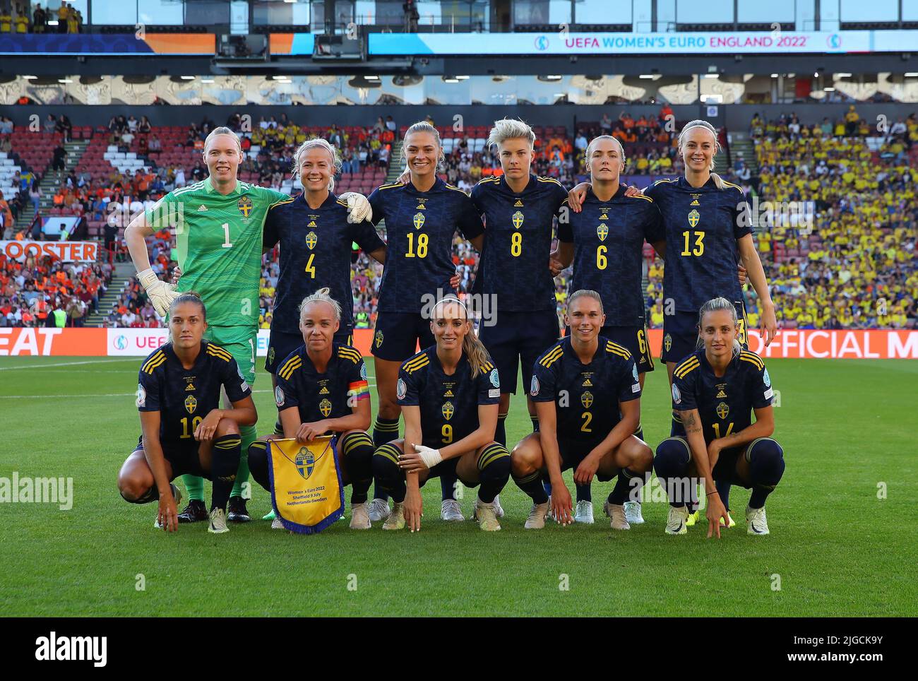 Sheffield, Großbritannien. 9.. Juli 2022. Das schwedische Team von links zurück, Hedvig Lindahl, Hanna Glas, Fridolina Rolfo, Lina Hurtig, Magdalena Eriksson und Amanda Ilestedt. Erste Reihe von links: Filippa Angeldal, Caroline Seger, Kosovare Asllani, Jonna Andersson, Nathalie Bjorn aus Schweden während des Spiels der UEFA Women's European Championship 2022 in Bramall Lane, Sheffield. Bildnachweis sollte lauten: Simon Bellis/Sportimage Kredit: Sportimage/Alamy Live News Stockfoto