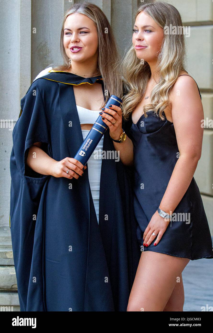 Glamouröse Studentinnen der Dundee University posieren, um ihre Fotos auf dem Dundee City Square, Schottland, machen zu lassen Stockfoto