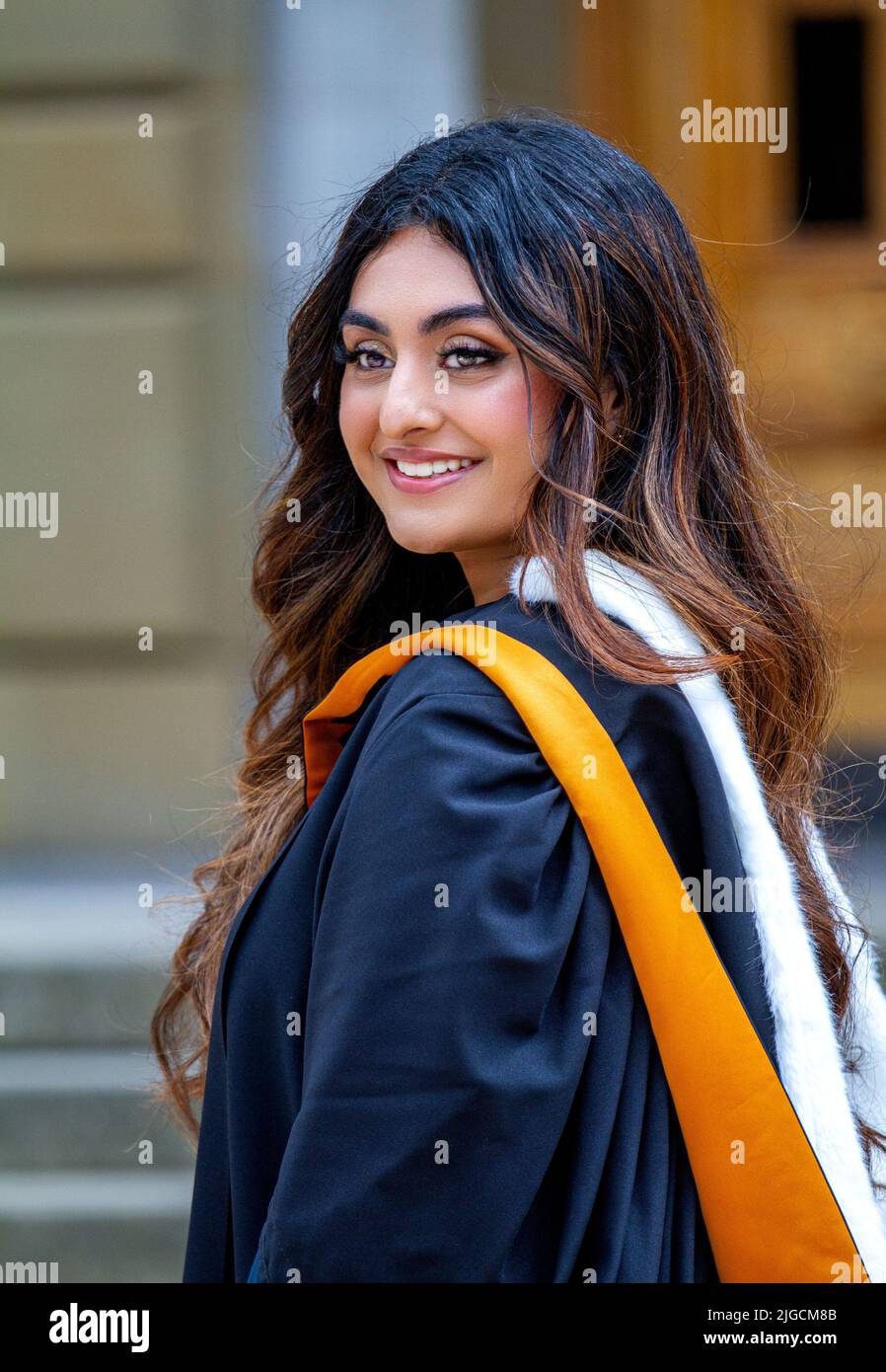 Glamouröse Studentinnen der Dundee University posieren, um ihre Fotos auf dem Dundee City Square, Schottland, machen zu lassen Stockfoto